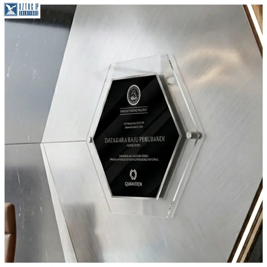 Floating standoff plaque